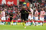 STOKE ON TRENT, ENGLAND - AUGUST 20: Sergio Aguero of Manchester City scores his sides first goal during the Premier League match between Stoke City and Manchester City at Bet365 Stadium on August 20, 2016 in Stoke on Trent, England.  (Photo by Chris Brunskill/Getty Images)